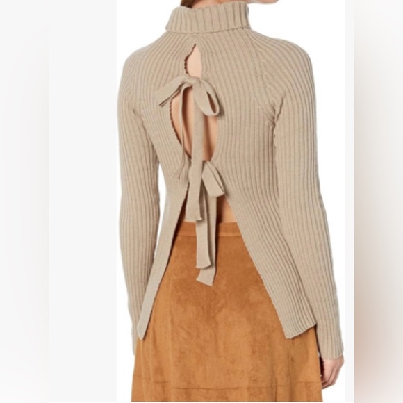 Fall turtleneck sweater with open back size small - Picture 3 of 6